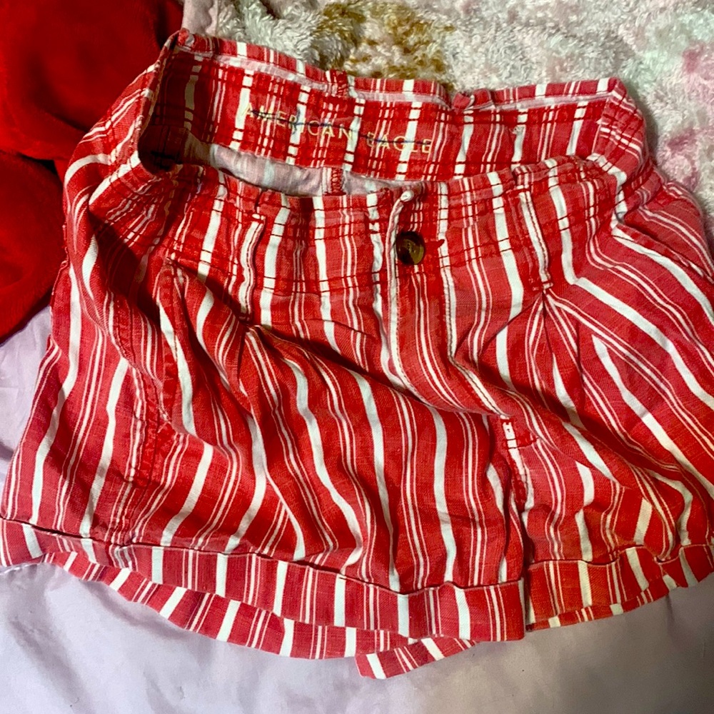 I’m selling these American eagle shorts color pink and white